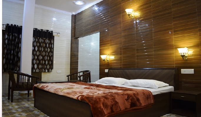 https://imgcld.yatra.com/ytimages/image/upload/t_hotel_yatra_details_desktop/v1439860809/Domestic Hotels/Hotels_Amritsar/Hotel Holy City/BedRoom_5.jpg